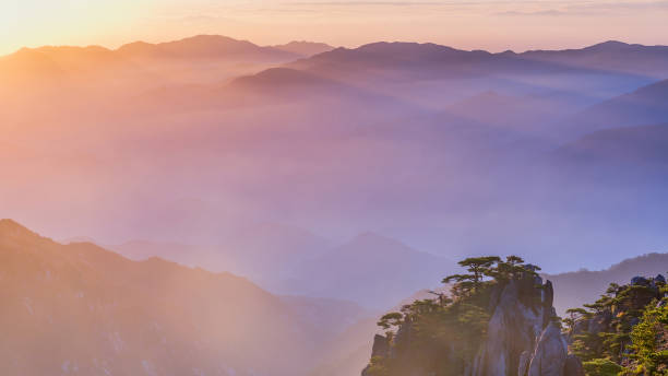 китайская живопись кистью, похожая на гору хуаншань - huangshan mountains стоковые фото и изображения