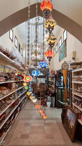 традиционные арабские декоративные огни в магазине рынка низва в старом городе низва, оман - nizwa стоковые фото и изображения