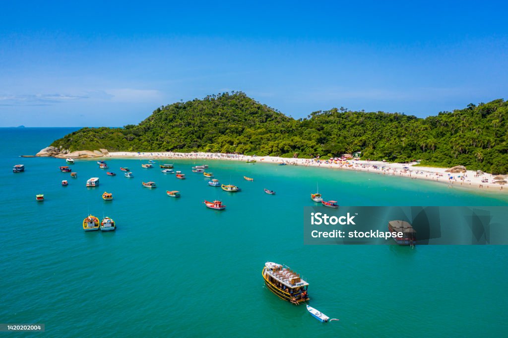 Aerial view of Campeche Island beach, Florianopolis, Santa Catarina, Brazil A lot of boats sailing the touristis from Campeche beach to the little island in a sunny day Florianópolis Stock Photo