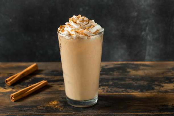 homemade iced pumpkin spiced latte - latté pumpkin spice coffee imagens e fotografias de stock