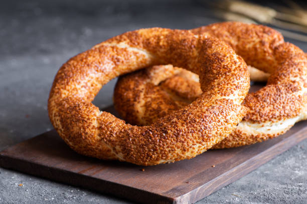 bagel / simit tradicional turco con sésamo en mesa rústica, concepto de pastelería de desayuno turco - sesame black stack cereal plant fotografías e imágenes de stock