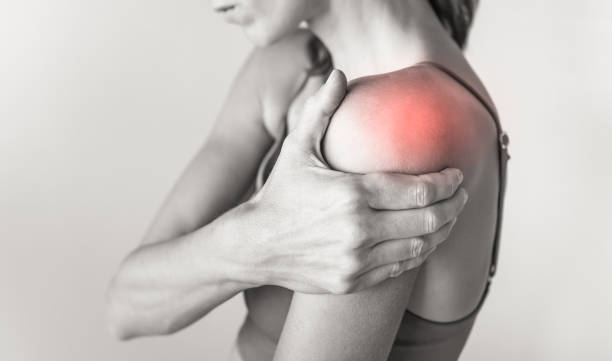 frau, die an muskelgelenkschmerzen in der schulter, arthritis leidet - shoulder pain physical injury muscular build stock-fotos und bilder