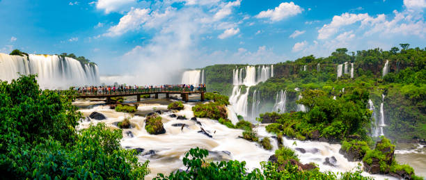 iguaçu falls, foz do iguaçu, parana, brazil - tropical rainforest waterfall rainbow iguacu falls - fotografias e filmes do acervo