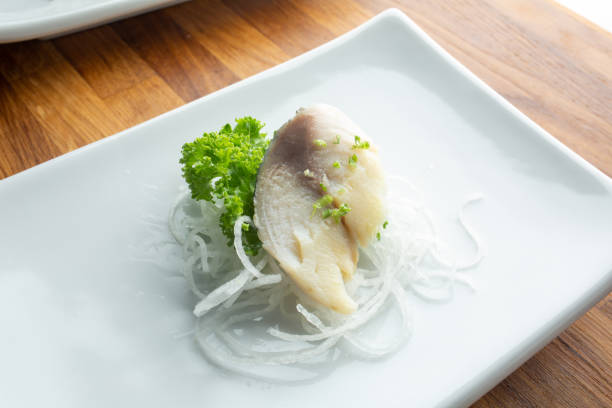 tonno bianco e sashimi di sgombro su piatto bianco. - sashimi white prepared fish hamachi foto e immagini stock