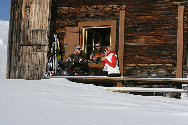 amici avendo caffè al sci chalet - fey foto e immagini stock