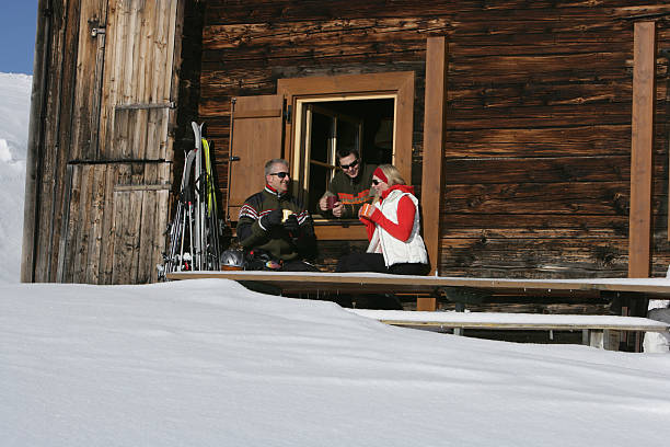 amigos com café em ski chalé - fey imagens e fotografias de stock