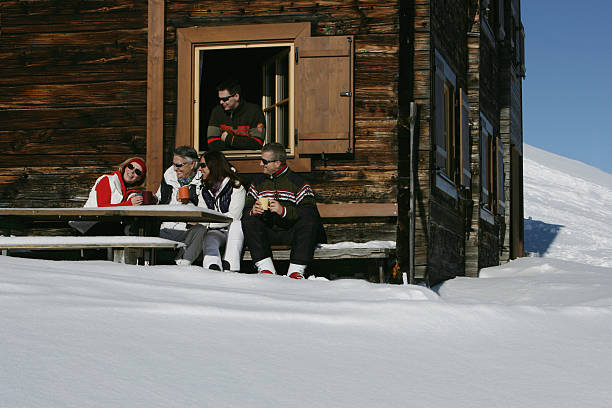 przyjaciele kawę w ski chata w górach - skiing people men women zdjęcia i obrazy z banku zdjęć