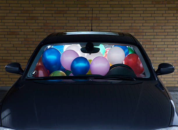 voiture avec des ballons colorés - weis photos et images de collection