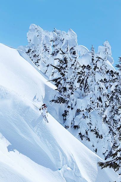 skifahrer coasting auf verschneiten hang - day washington state vertical outdoors stock-fotos und bilder