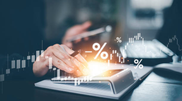 Concept of tax payment optimisation business finance,Man using calculator and taxes icon on technology screen,income tax and property, background for business, individuals and corporations such as VAT concepto de optimización del pago de impuestos finanzas comerciales, hombre que usa calculadora e icono de impuestos en la pantalla de tecnología, impuesto sobre la renta y propiedad, antecedentes para empresas, individuos y corporaciones como el iva