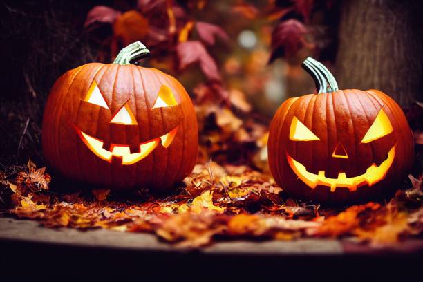 calabazas de halloween. cabeza jack lantern, calabazas talladas sobre fondo otoñal. - halloween pumpkin party carving fotografías e imágenes de stock