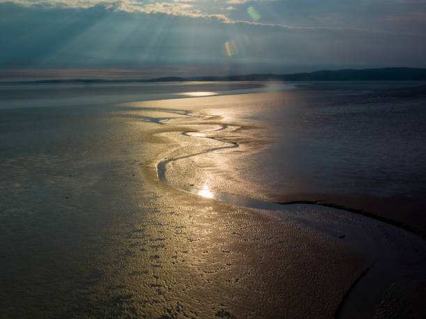 eine drohnen-luftaufnahme des sonnenuntergangs über silverdale - morecombe bay stock-fotos und bilder