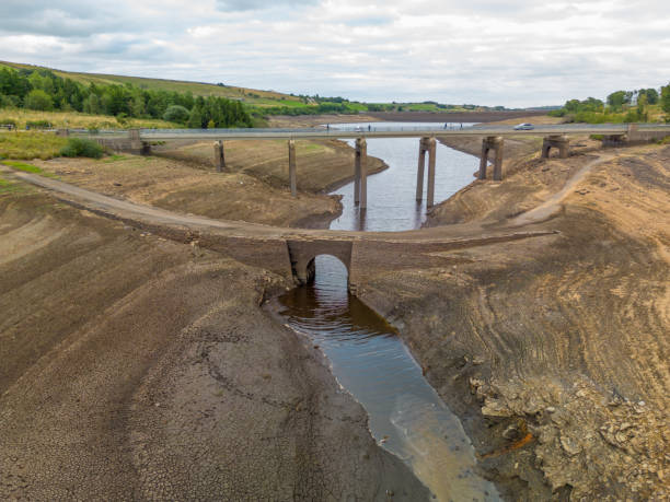 eine alte brücke wird am baitings reservoir enthüllt - revealed stock-fotos und bilder