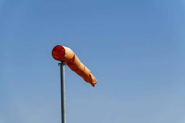 calcetín de viento hinchado y se balancea en el viento en un día soleado - windsock sky natural phenomenon gale fotografías e imágenes de stock