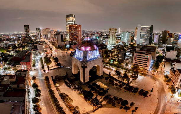 vista panorâmica do famoso monumento à revolução no centro da praça da república à noite - metropolis building - fotografias e filmes do acervo