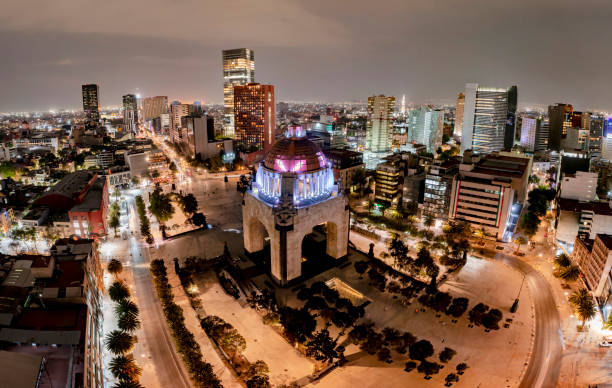 панорамный вид с воздуха на знаменитый памятник революции в центре площади республики ночью - metropolis building стоковые фото и изображения