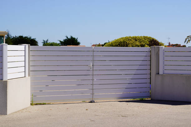 plastique pvc style moderne maison portail blanc portail polychlorure de vinyle de banlieue porte maison - garden fence audio photos et images de collection