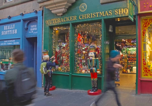 cascanueces escaparate navideño. mujer toma foto del escaparate. - window display toy store store christmas fotografías e imágenes de stock