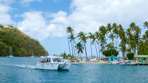 marigot bay st lucia, tropischer strandhafen von st. lucia mit segelbooten - st lucia bay caribbean marigot bay stock-fotos und bilder