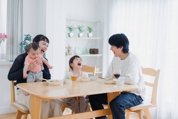 una famiglia felice che cena insieme - korea child baby asian culture foto e immagini stock