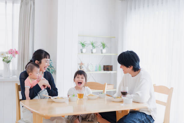eine glückliche familie, die zusammen zu abend isst - korea child baby asian culture stock-fotos und bilder