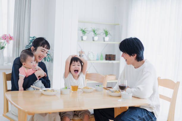 eine glückliche familie, die zusammen zu abend isst - korea child baby asian culture stock-fotos und bilder