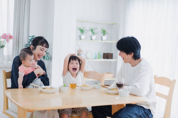 una famiglia felice che cena insieme - korea child baby asian culture foto e immagini stock