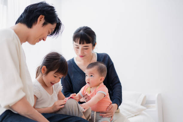 una famiglia che gioca con i loro bambini - korea child baby asian culture foto e immagini stock