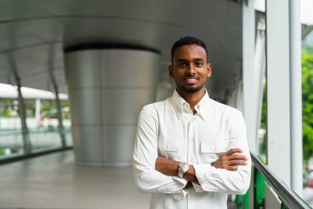 портрет молодого красивого стильного чернокожего мужчины в городе - somalian culture стоковые фото и изображения