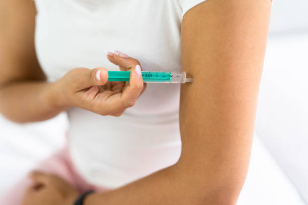 inyección de pluma medicinal - diabetes insulin human fertility injecting fotografías e imágenes de stock