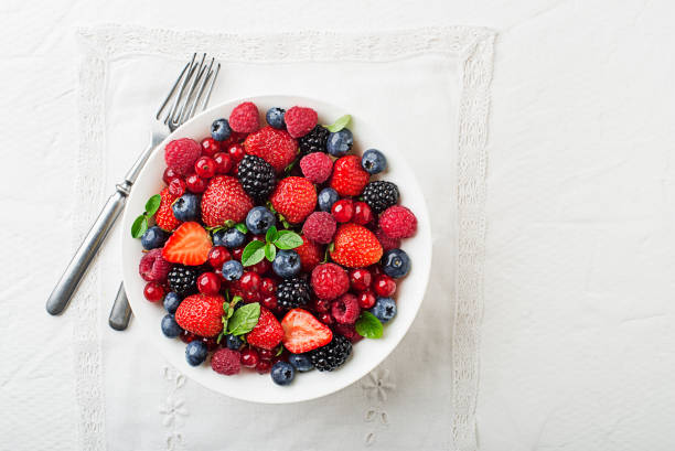 bowl of healthy fresh berry fruit meal - fruta com grão imagens e fotografias de stock