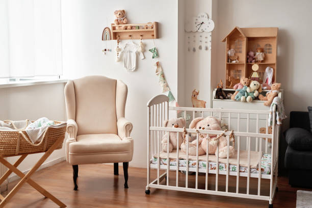 스칸디나비아 스타일의 흰색 인테리어 어린이 방, 침실, 보육원. 캐노피가있는 아기 침대. 나무 선반과 장난감. - 아기방 뉴스 사진 이미지