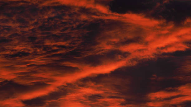 istock Ciel rougeoyant au coucher du soleil 1420383941