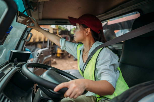 a mediados de los años 30, conductora de camión asiática china que se prepara para partir en un viaje por carretera - truck driver truck driver driving fotografías e imágenes de stock