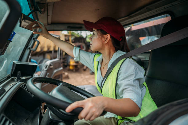 30 대 중반 아시아 중국 여성 트럭 운전사가 도로 여행을 떠날 준비를하고 있습니다. - truck driver truck driver driving 뉴스 사진 이미지