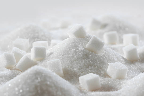 흰색 과립 설탕과 정제 된 설탕 큐브가 부엌에서 클로즈업 - sugar 뉴스 사진 이미지