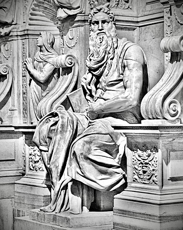 moisés - es una escultura de mármol tallado por el artista del alto renacimiento Miguel Ángel Buonarroti, encargada por el papa Julio II para su tumba, y ubicada en la basílica de san pietro in vincoli en Roma, Italia. (blanco y negro) photo