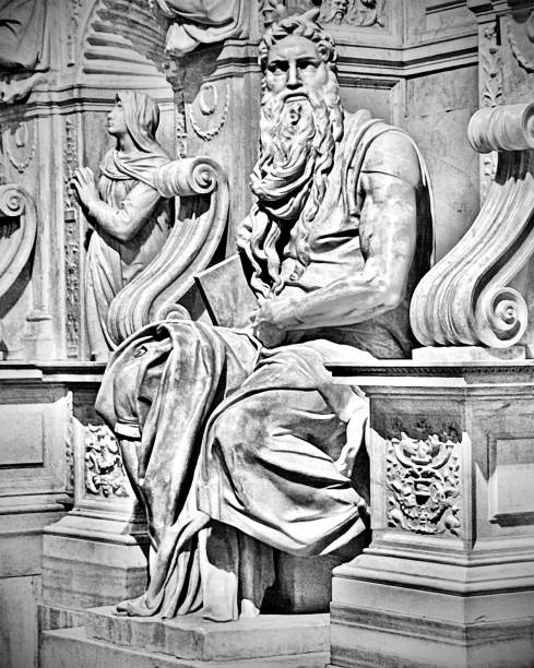 моисей - это скульптура из резного мрамора высокого ренессансного художника микеланджело буонарроти, заказанная папой юлием ii для его гроб - pope julius ii стоковые фото и изображения