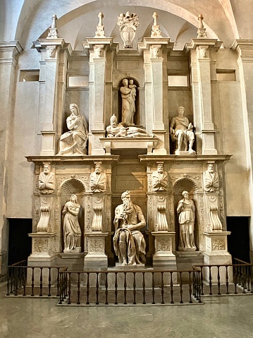 la tumba del papa Julio II, incluyendo Moisés con cuernos, fue creada por el artista del alto renacimiento Miguel Ángel y se encuentra en la basílica de San Pedro encadenado, en Roma, Italia. photo