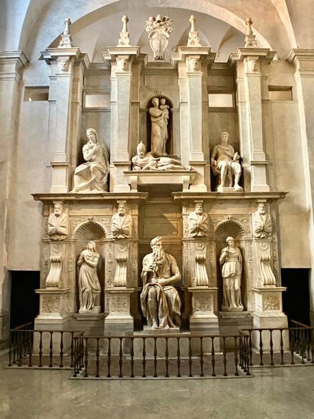 le tombeau du pape jules ii, y compris moïse avec des cornes, a été créé par l’artiste de la haute renaissance michel-ange et est logé dans la basilique de saint-pierre enchaîné, à rome, en italie. - pope julius ii photos et images de collection