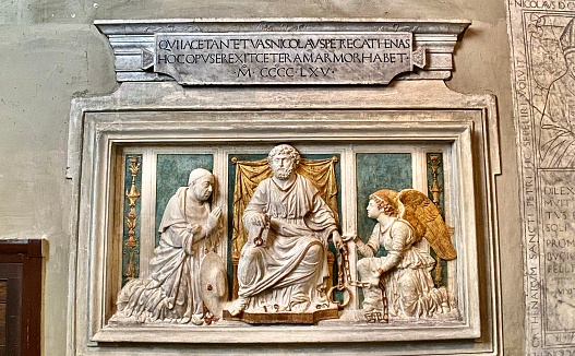 la tumba mural del cardenal Nicolás de Cusa tiene un relieve que representa al 