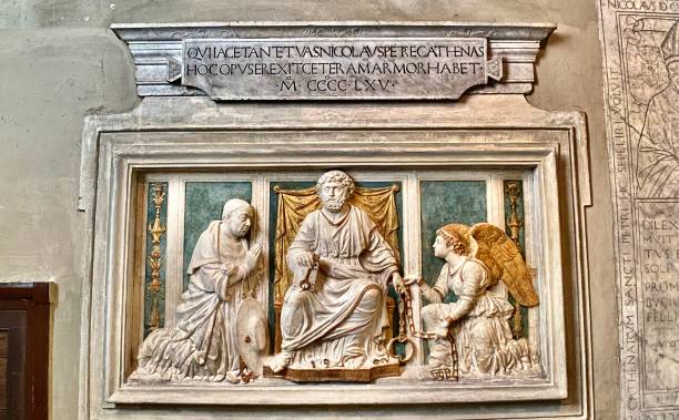 la tombe murale du cardinal nicolas de cusa a un relief représentant « le cardinal nicolas devant saint-pierre » par andrea brergno et est logée dans la basilique de san pietro in vincoli, rome, italie. - pope julius ii photos et images de collection