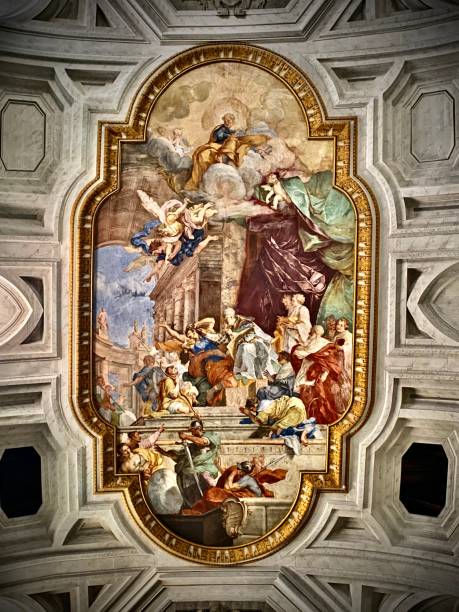 the nave of the basilica of san pietro in vincoli, in rome, italy, has an 18th century coffered ceiling frescoed in the center by giovanni battista parodi, portraying the miracle of the chains (1706). - michelangelo imagens e fotografias de stock