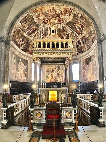 dentro de la basílica de san pietro in vincoli, el ábside está pintado al fresco por giacomo coppi (1577) detrás del copón de oro. photo