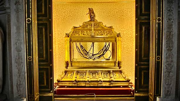 le reliquaire doré contenant les chaînes de saint-pierre à l’intérieur de la basilique de san pietro in vincoli à rome, en italie. - pope julius ii photos et images de collection