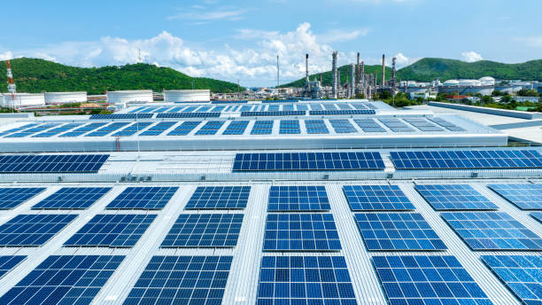 vue de dessus cellule solaire sur l’usine d’entrepôt. solor photovoltaïque système de panneaux photovoltaïques ou cellule solaire sur le toit d’un bâtiment industriel pour la production d’électricité écologique verte. production d’énergi - voltaic photos et images de collection