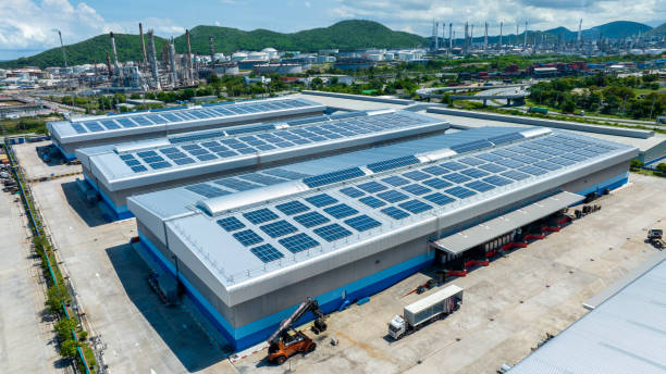 Top view Solar Cell on Warehouse Factory. Solor photo voltaic panels system power or Solar Cell on industrial building roof for producing green ecological electricity. Production of renewable energy. vista superior de la célula solar en la fábrica del almacén. solor paneles fotovoltaicos sistema de energía o célula solar en el techo de un edificio industrial para producir electricidad ecológica verde. producción de energía renovable.