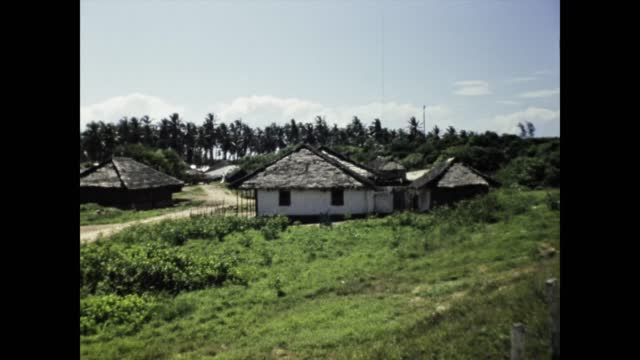 Kenya 1977, Small houses in an old locality