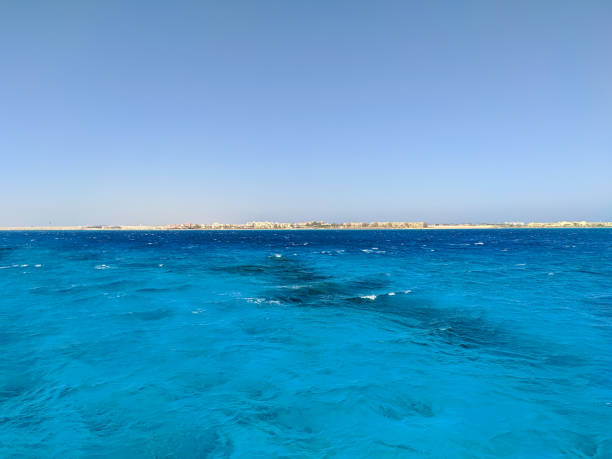 bela vista do mar vermelho com um recife de coral no pano de fundo dos hotéis egípcios. hurghada, egito. copiar espaço - beautiful horizontal arabia hurghada - fotografias e filmes do acervo