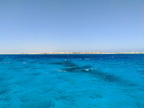 прекрасный вид на красное море с коралловым рифом на фоне египетских отелей. хургада, египет. пространство для копирования - beautiful horizontal arabia hurghada стоковые фото и изображения